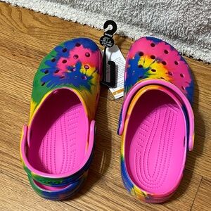Men’s 5/Women’s 7 Croc’s Classic Graphic Clog In Pink/Multicolor Tie Dye